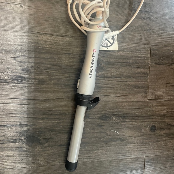 The Beachwaver Co. Other - The Beachwaver Co. Curling Iron - Silver and Black